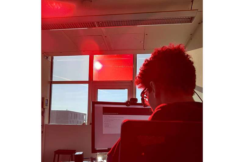 Red is shown to create a surprising amount of glare